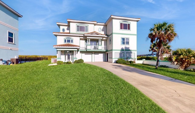 Immaculate oceanfront house with pool, fitness room & deck - dog-friendly