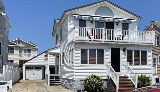 Immaculate Oceanside Cottage, 3/4 BR Seven Houses From Beach