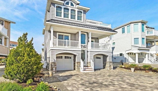 Immaculate Pool/Elevator 5 bedroom, 4 bath home w/outdoor living space/fire pit