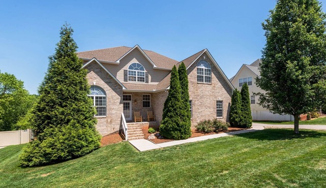 Immaculate Pool Home! Theater-GameRoom-2+ Living Spaces-2 Kitchens-FirePit-35min to UT!10min to lake