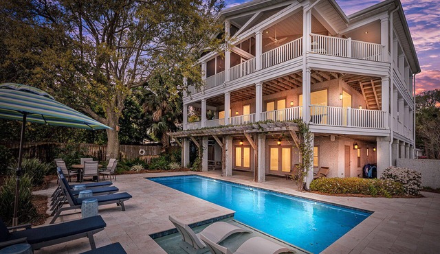 Immaculate Private Ocean Front Escape, Easy Walk To BEACH, Private Pool!