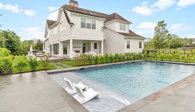 Immaculate Southampton Home, Private Heated Pool, Great for Groups, Walking.