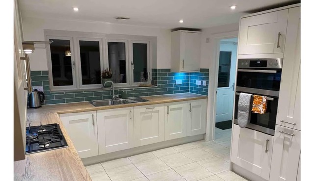 Immaculate, spacious & comfortable home, dogs OK.