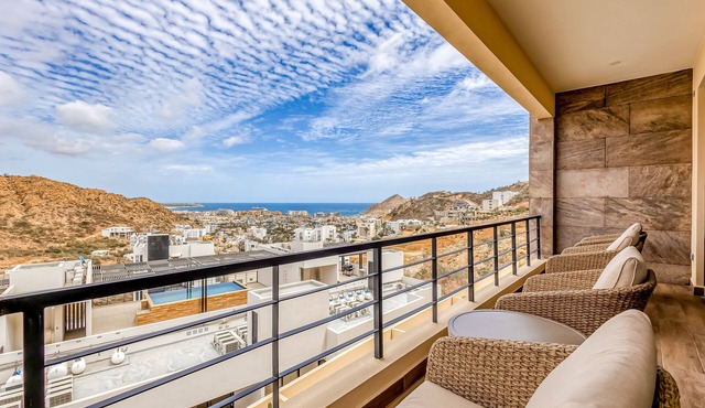 Immaculate stay with stunning views, balcony, plus on-site pool & gym