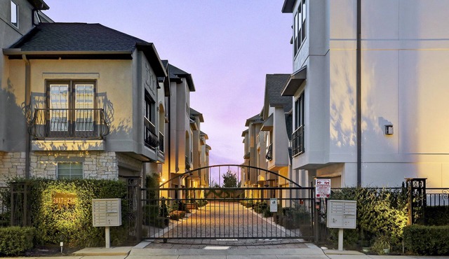 Immaculate Town Home!! - 3BR, 3.5BA + Gym