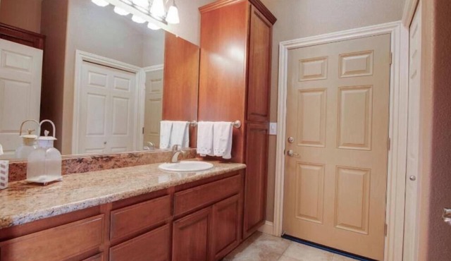 Immaculate Unit, pool,large landscaped yard!