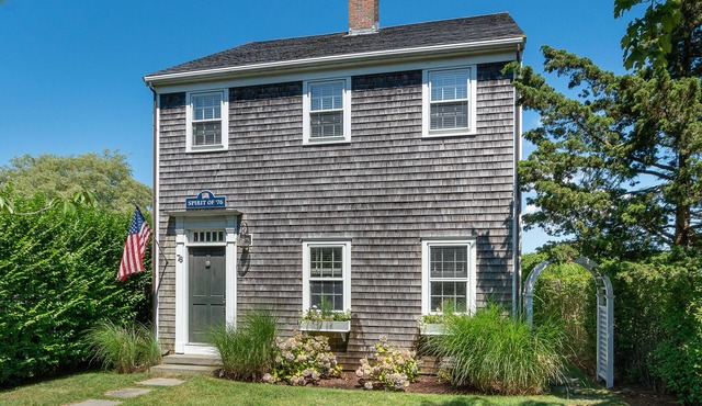 Immaculate & Updated 4BR - steps to Town and Beach.