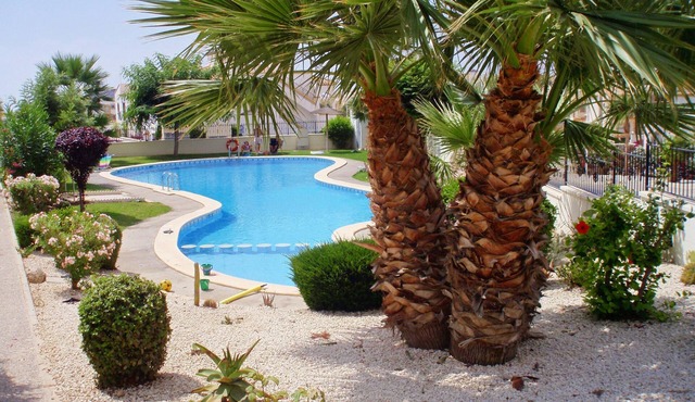 Immaculate Well Equipped Villa with FREE Wi-Fi and beautiful Communal Pool