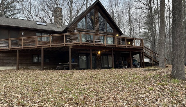 Immaculate Wooded Retreat on the ¼ Mile Pristine Menominee River