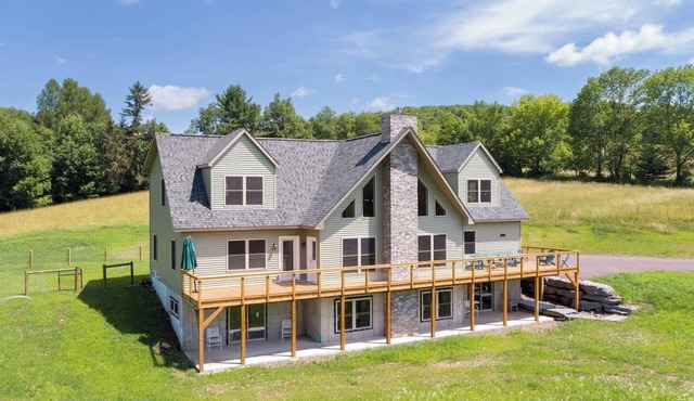 Immense 4BR Mountain Top Home with Acres of Privacy and Peace