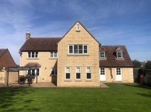 Immense 6 bed with massive garden right on A1