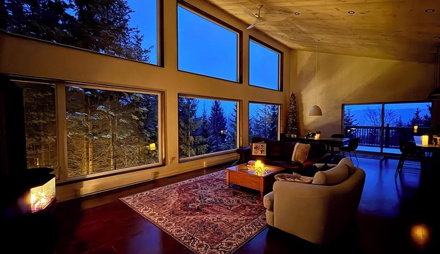 Immerse yourself in nature, perched in the forest!