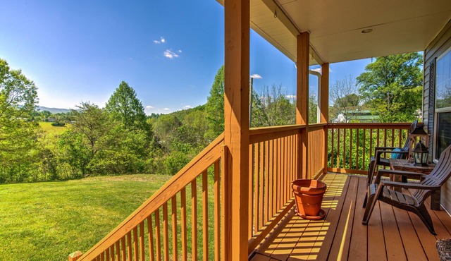 Immerse yourself in the beautiful setting of the tranquil riverside by staying in our 3BR 2Bath home
