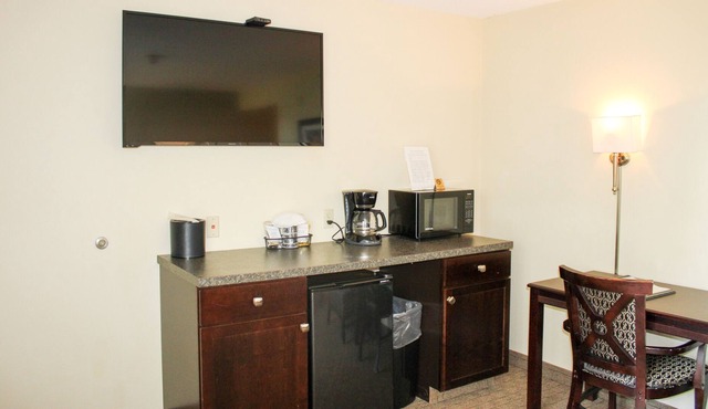 Immerse yourself in the natural beauty of Kelleys Island Glacier Suite 114