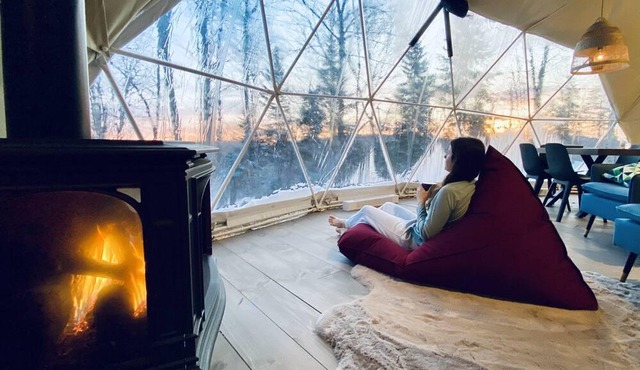 Immersive 4-season accommodation experience in a dome in a natural environment.