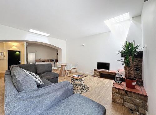 Immeuble complet climatisé, 24 couchages, centre ville, proche A75