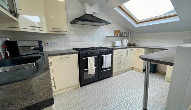 Impeccable 2-bed Apartment in Scarborough