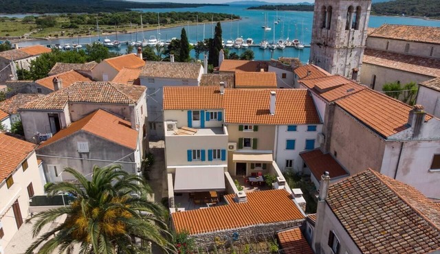 Impeccable 4-Bed Apartment in Osor