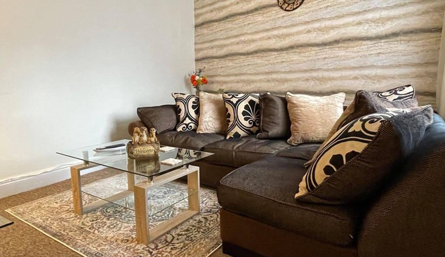 Impeccable 4-bed Home Away From Home in Swindon