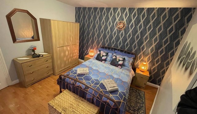 Impeccable 4-Bed Home Away From Home in Swindon