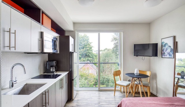 Impeccable Ballard Studio w/Rooftop, BBQ, walk to dining, by Blueground