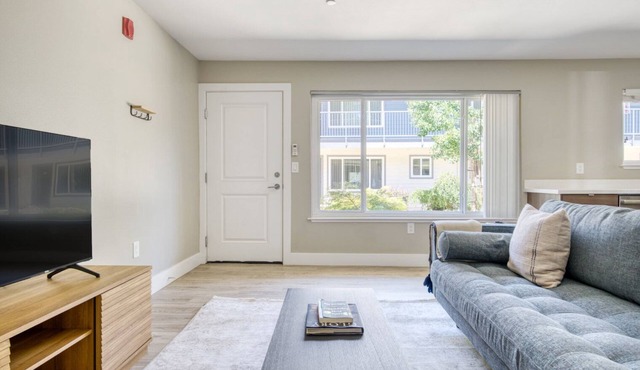 Impeccable Campbell 1BR w/W/D, Pool, Gym, walk to WF + TJ, by Blueground