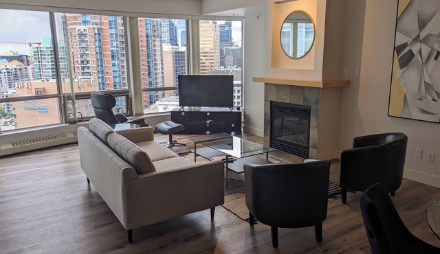Impeccable DT Condo/Views/All Amenities/Parking and More!