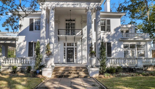 Impeccable Mansion w/Private Parking and Large Yard by Lucky Savannah