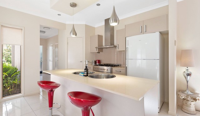 Impeccable Modern 1 Bedroom Apartment ~ Taringa