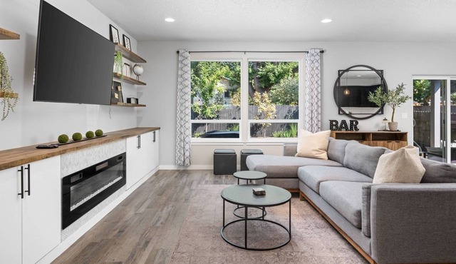 Impeccable New Decor and Furnishing, Hot Tub, Fire-Table w/ Seating Under Pergola, Pet Friendly