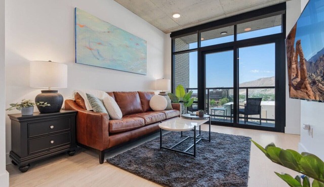 Impeccable1BSaltPalace+DeltaPoolSpaGymPrkg+Views