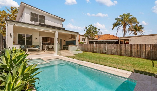 Impeccably Chic 4-Bed Home with Spa & Pool
