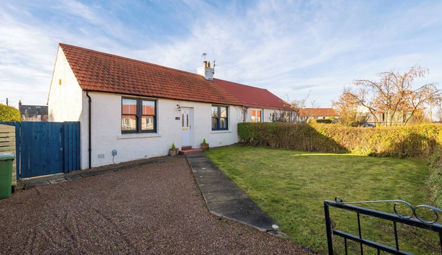 Impeccably presented 2-bedroom cottage in the heart of Gullane. Sleeps 4.