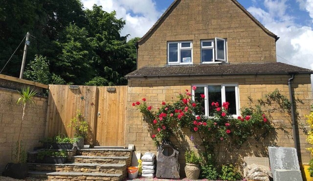 Imperfect home in perfect location, Bibury hot tub