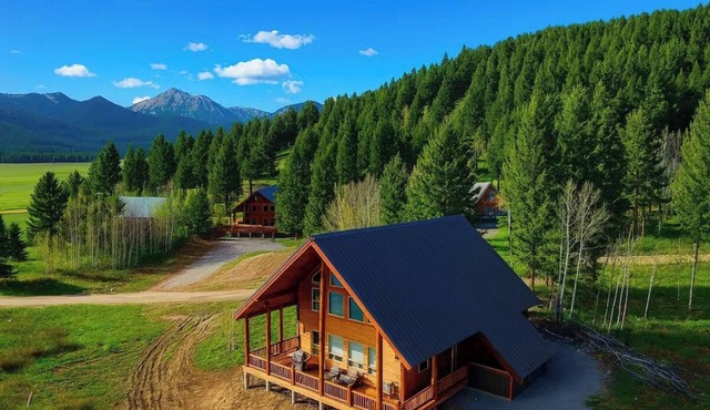 Imperial Elk Lodge-10 Miles to YNP+Sauna+Hot Tub+Wifi+AC