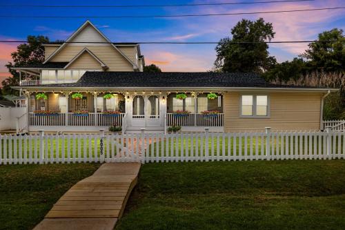 Imperial Porch Haven Cozy Fire Pit Fenced Yard