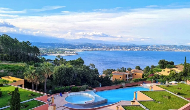 IMPRESSIONNANTE View of the sea and the bay of Cannes VTT swimming pool at the foot of the Esterel mountains