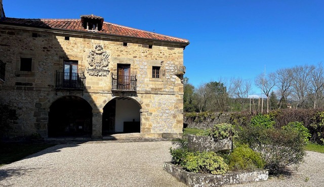 Impressive 18th century farmhouse from Montañes.