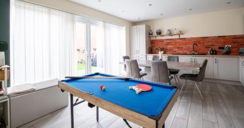 Impressive 4 Bed House Sleeps 8 - Private Parking Fast Wi-Fi Netflix & Foosball, Business Insurance and Leisure Travellers Welcome