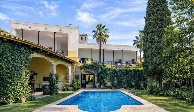 Impressive and Idyllic mansion for up to 40 people!