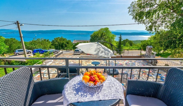 Impressive flat with whirlpool, lounge loungers, sea view, barbecue