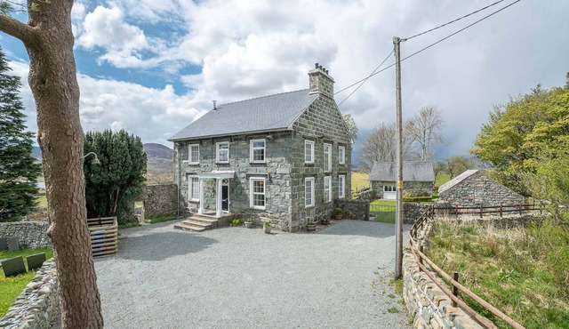 Impressive Property At The Foot Of The Rhinog Mountains | Rheithordy