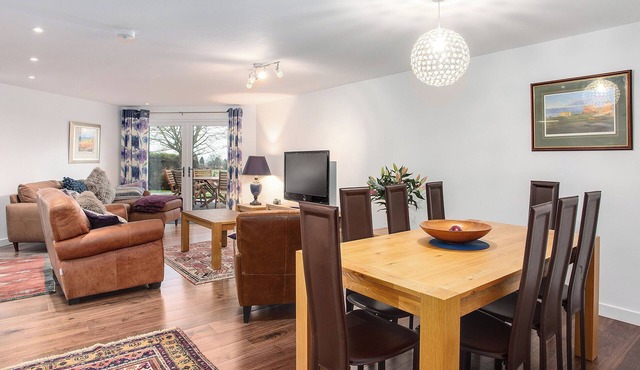 Impressive larger house, decorated to a very high standard.