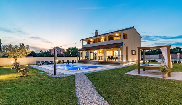 Impressive pool vacation home near Pula - perfect for families with children