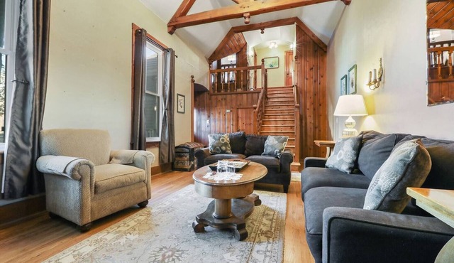 Impressive Queen suite, 2 person Jet tub, downtown
