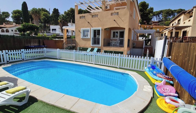 Impressive Villa Paraíso with Pool, Jacuzzi, Wi-Fi & Air Conditioning