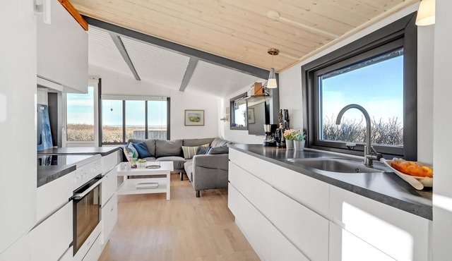 In 1st row and only 100 m from the beach, this light-flooded vacation home welcomes you.