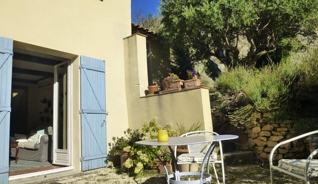 In a beautiful Provencal setting, airconditioned house for 2 with swimming pool