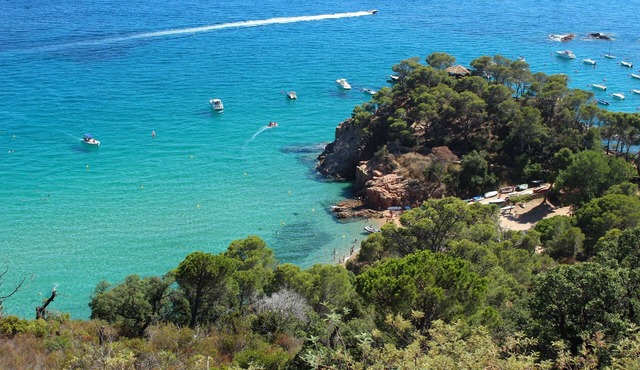 In a cove, house with private pool, WiFi, garden and terraces, pétanque pitch, sea view