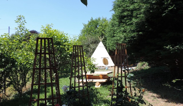 In a green setting, the TIPI COCOON and its CABANE aux FEES await you.
